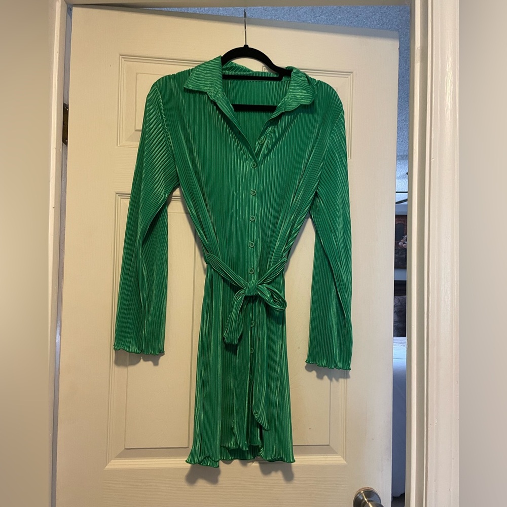 Amazon (ABYOVRT Brand) Green Long Sleeve Pleated Button Down Dress with Belt.